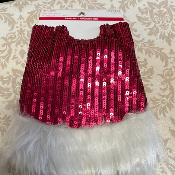 New Table Top Tree Skirt - Picture 2 of 8